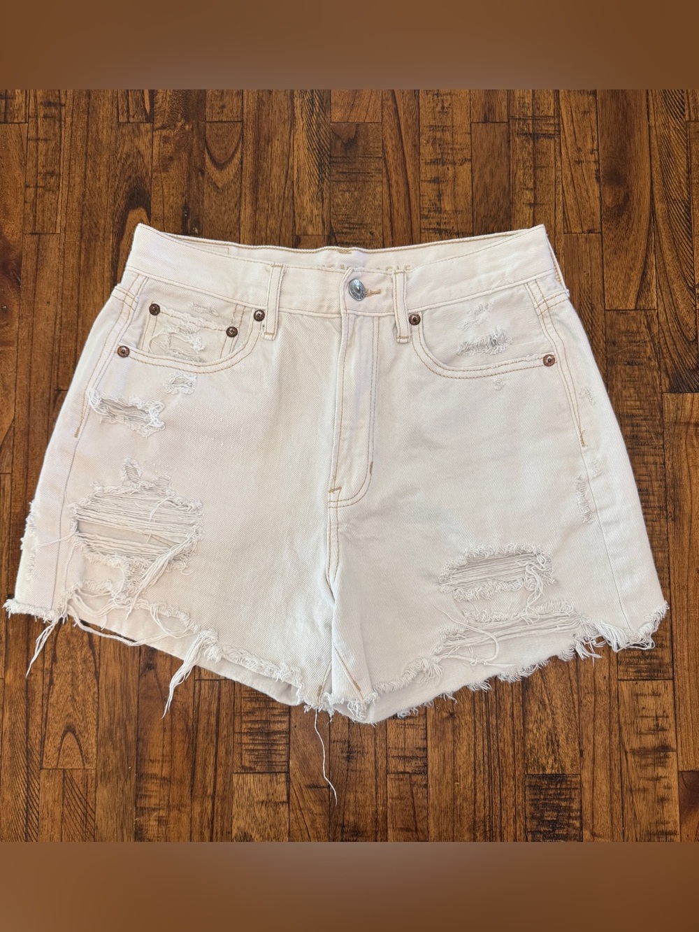 American Eagle 90’s Boyfriend Short Distressed White Size 4